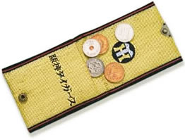 畳の縁で加工された、阪神タイガース小銭入れ（ジャガード織）